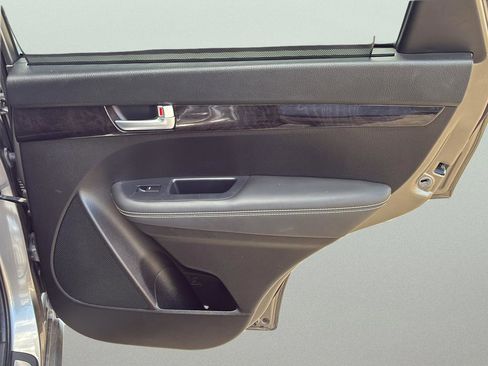 Used 2014 Kia Sorento SX w/ 3rd Row Package image 12