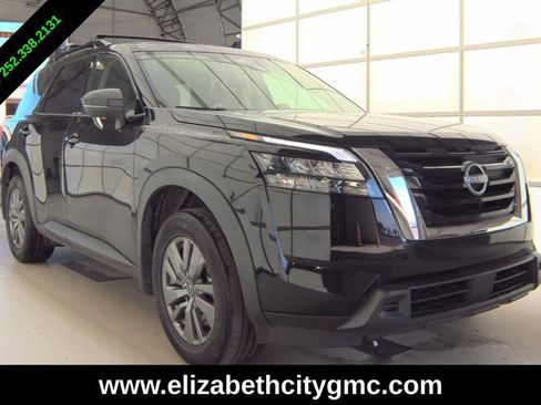 Used 2025 Nissan Pathfinder SV FWD image 3