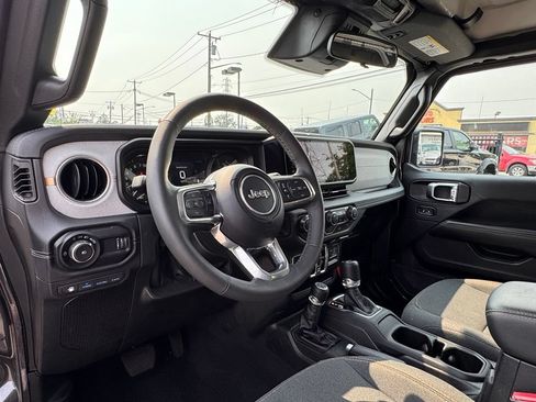 Used 2025 Jeep Wrangler Unlimited Sahara AWD/4WD image 12