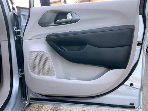 Used 2024 Chrysler Pacifica Touring-L image 22