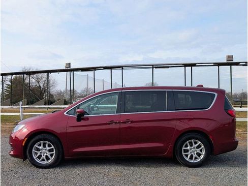 Used 2018 Chrysler Pacifica LX image 4