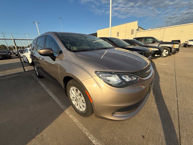 Used 2017 Chrysler Pacifica Touring w/ Tire & Wheel Group FWD image 3