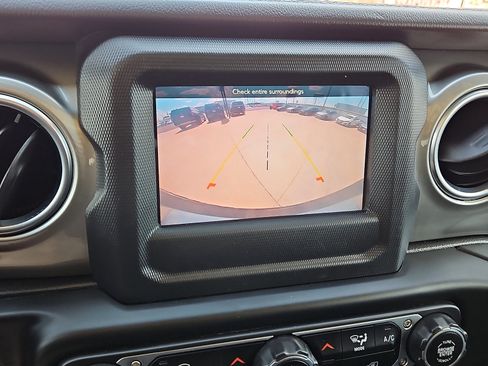 Used 2021 Jeep Wrangler Unlimited Sahara AWD/4WD image 15