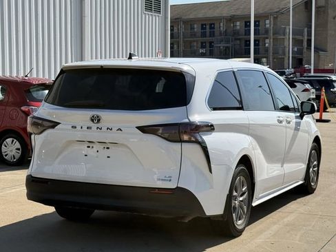 Used 2023 Toyota Sienna LE FWD image 4