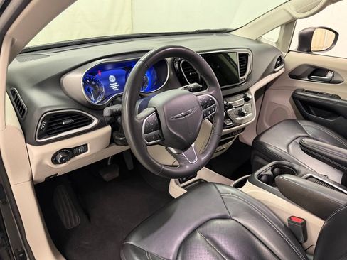 Used 2023 Chrysler Pacifica Touring-L FWD image 19