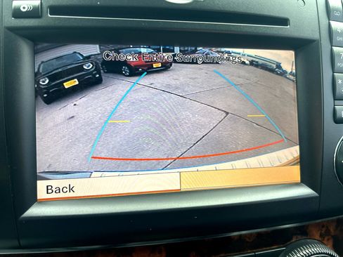 Used 2011 Mercedes-Benz GL 550 4MATIC image 22