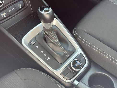 Used 2024 Hyundai Venue SEL image 26