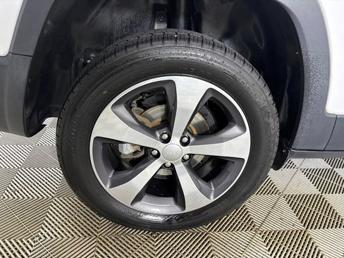 Used 2019 Jeep Cherokee Limited FWD image 30