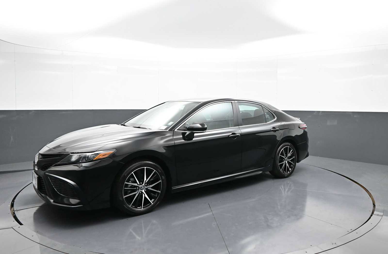 Used 2024 Toyota Camry SE AWD/4WD image 10