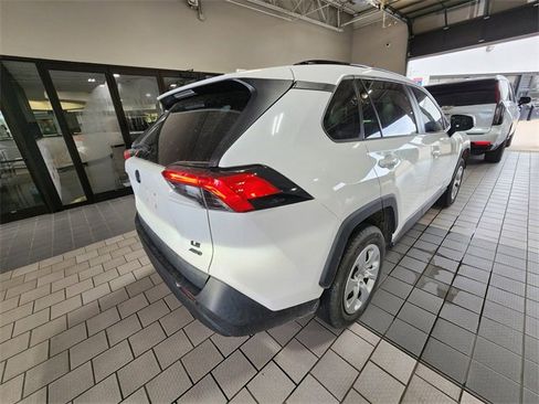 Used 2021 Toyota RAV4 LE AWD/4WD image 4