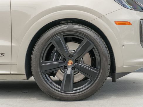 Used 2025 Porsche Cayenne GTS AWD/4WD image 39