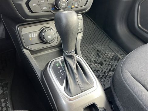 Certified 2022 Jeep Renegade Latitude w/ Convenience Group image 28