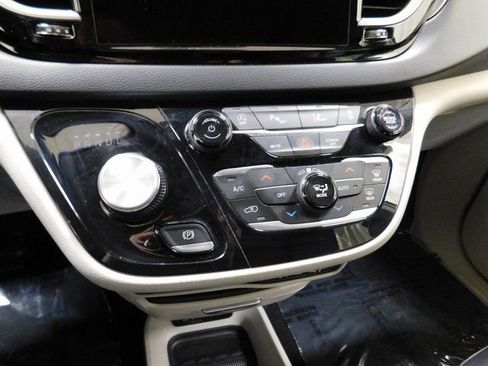 Used 2023 Chrysler Pacifica Touring-L image 24