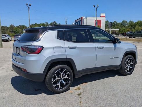 Used 2025 Jeep Compass Limited image 3