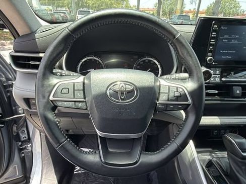 Used 2022 Toyota Highlander XLE FWD image 20