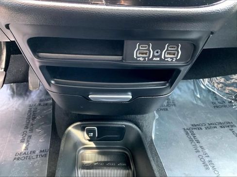 Used 2025 Chrysler Pacifica Select FWD image 35
