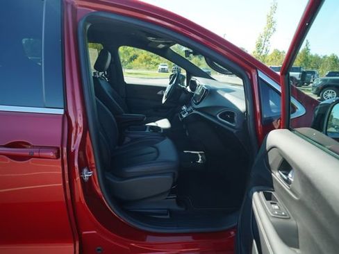 New 2026 Chrysler Voyager LX image 17