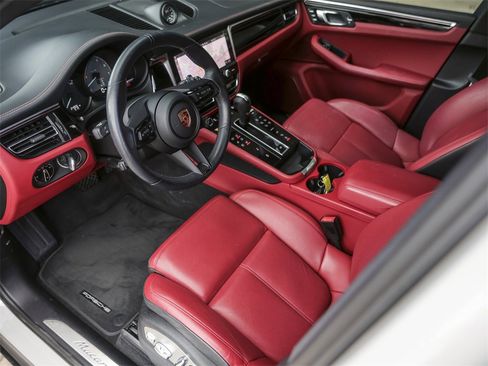 Certified 2023 Porsche Macan S image 4