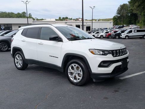 Used 2024 Jeep Compass Latitude AWD/4WD image 2
