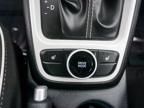 Used 2025 Hyundai Venue Limited image 18