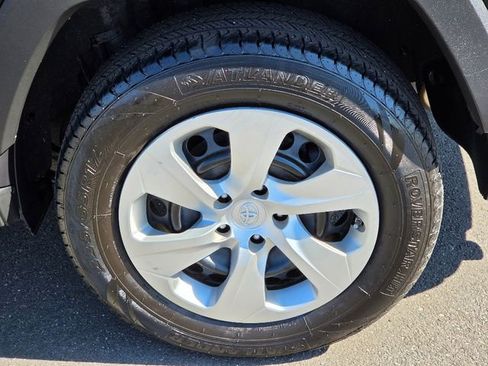 Used 2021 Toyota RAV4 LE image 15