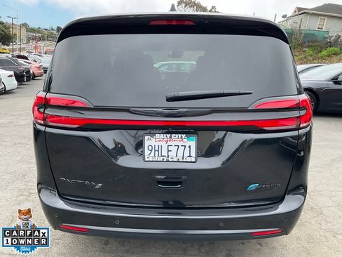 Used 2023 Chrysler Pacifica Limited w/ Uconnect Theater Family Group FWD image 4
