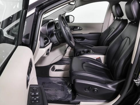 Used 2024 Chrysler Pacifica Touring-L FWD image 7