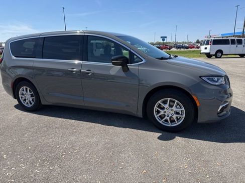 Used 2025 Chrysler Pacifica Select FWD image 6