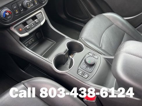 Used 2024 GMC Terrain SLT image 25