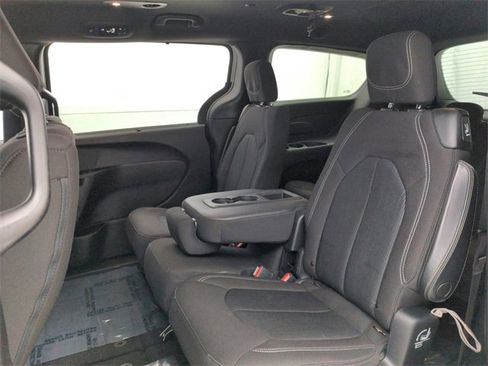 Used 2021 Chrysler Pacifica Touring w/ S Appearance Package image 35