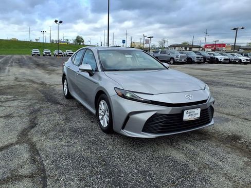 Used 2025 Toyota Camry LE FWD image 5