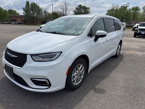 Used 2023 Chrysler Pacifica Touring-L FWD image 2