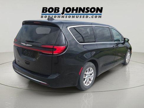 Used 2023 Chrysler Pacifica Touring-L FWD image 3