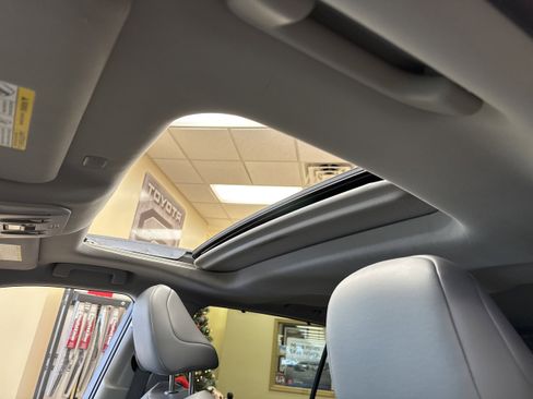 Used 2021 Toyota Highlander XLE image 7