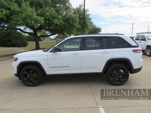 Used 2023 Jeep Grand Cherokee Altitude RWD image 2