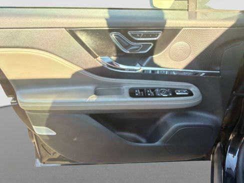 Used 2025 Lincoln Corsair AWD w/ Equipment Group 101A image 18