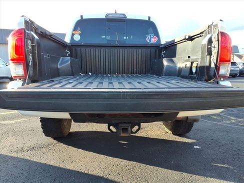 Used 2019 Toyota Tacoma TRD Off-Road w/ Technology Package image 4