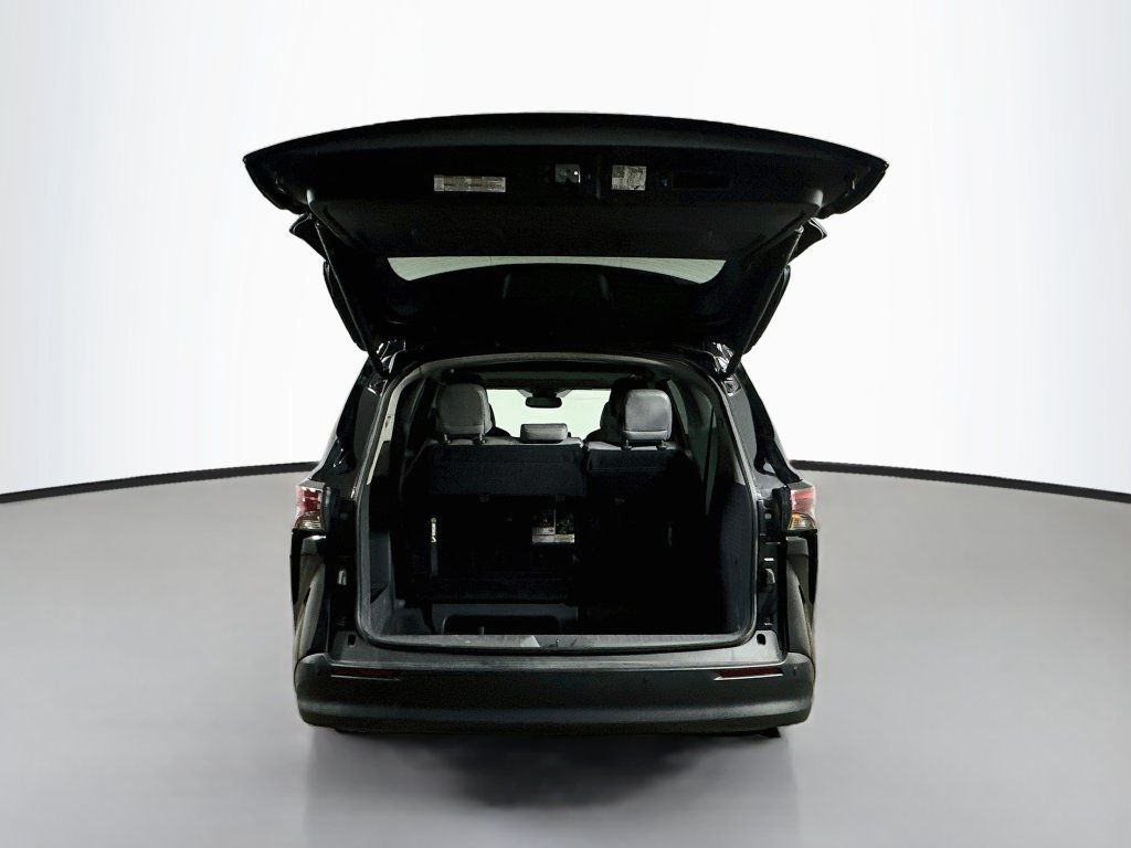 Used 2024 Toyota Sienna XLE FWD image 37