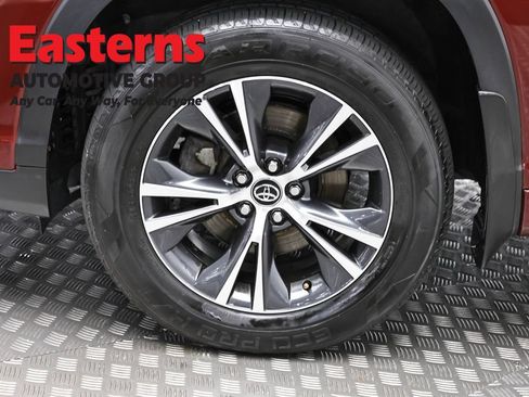 Used 2018 Toyota Highlander Plus AWD/4WD image 32