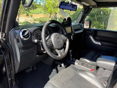 Used 2012 Jeep Wrangler Unlimited Rubicon w/ Connectivity Group AWD/4WD image 18