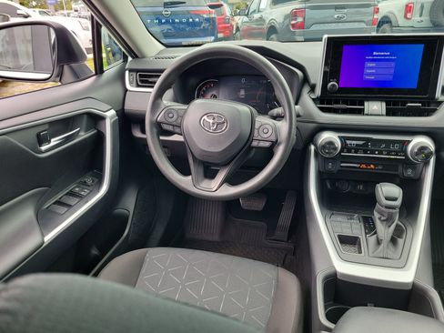 Used 2025 Toyota RAV4 XLE AWD/4WD image 17