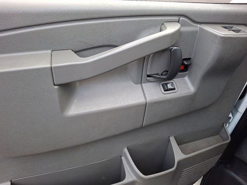 Used 2018 Chevrolet Express 3500 w/ Driver Convenience Package image 13