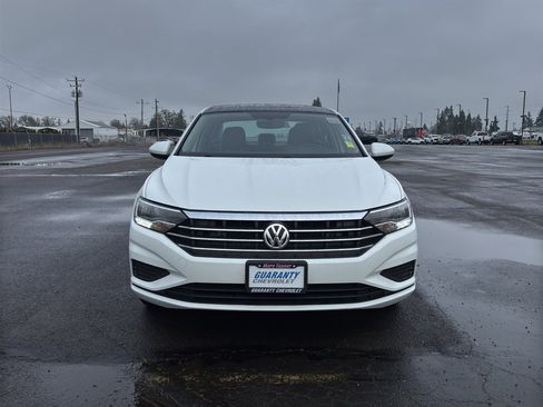 Used 2021 Volkswagen Jetta SE image 2