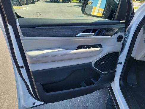 Used 2024 Jeep Wagoneer L Series II RWD image 13