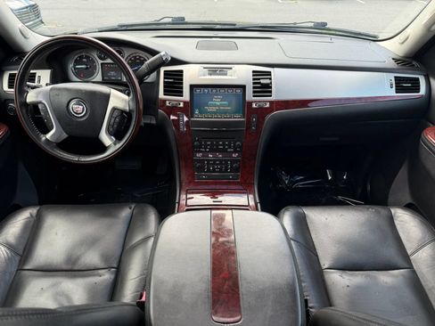 Used 2011 Cadillac Escalade Premium RWD image 15