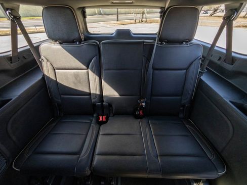 Used 2023 GMC Yukon XL SLT w/ SLT Premium Package image 17