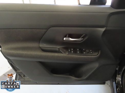 Used 2025 Nissan Kicks SV image 11