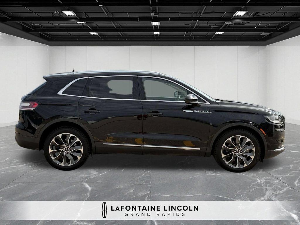 Used 2023 Lincoln Nautilus Reserve AWD/4WD image 6