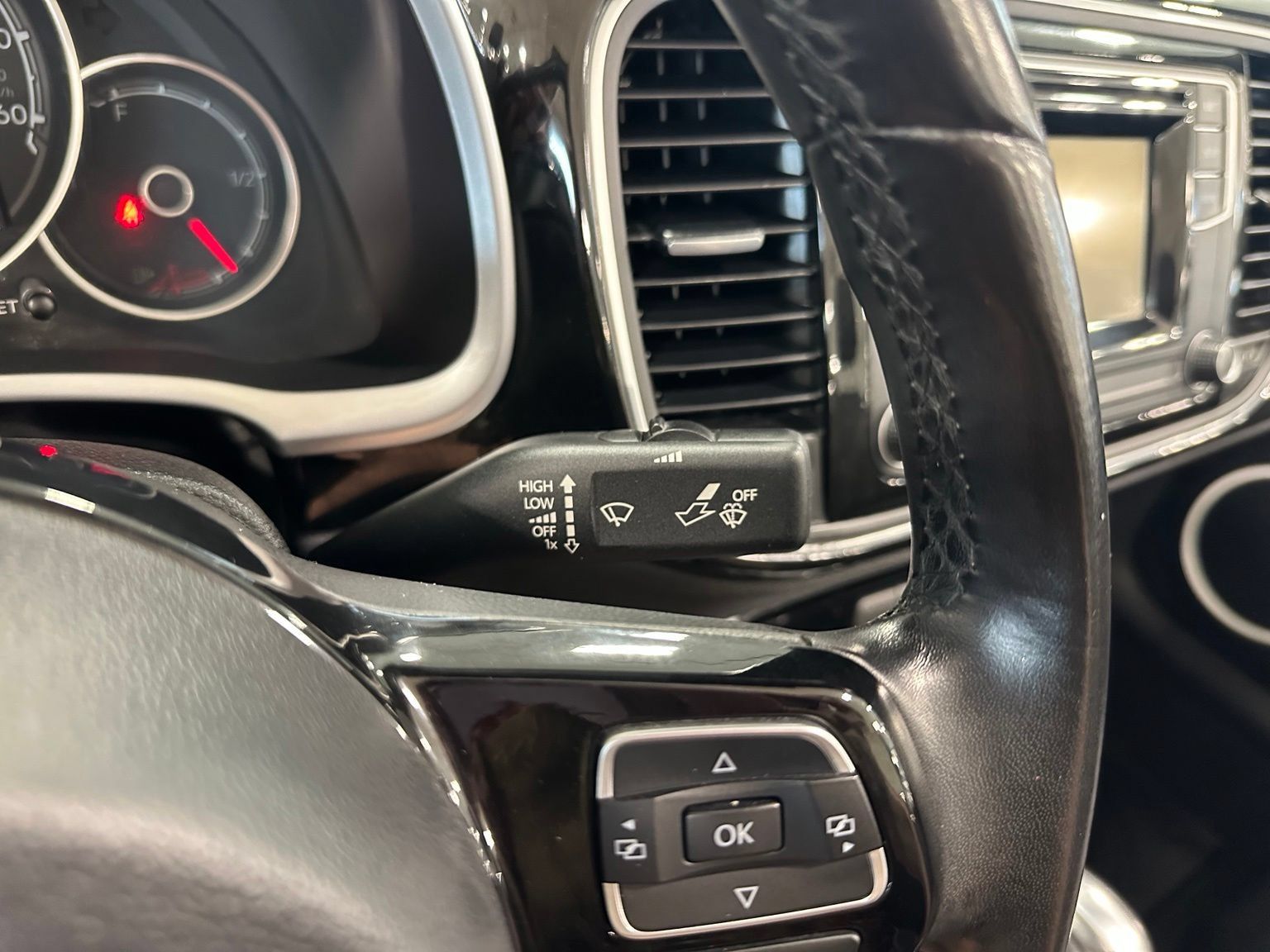 Used 2018 Volkswagen Beetle 2.0T SE FWD image 21
