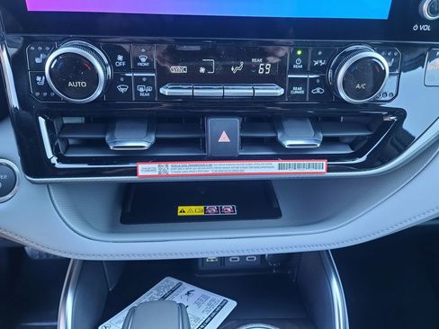 New 2026 Toyota Highlander Platinum image 38